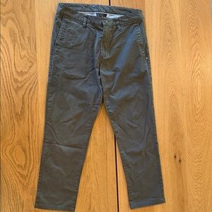 Vuori Men’s Chino in Dark Green